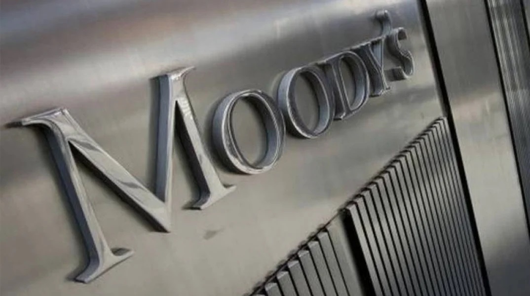 Moody's: Aναβάθμιση του αξιόχρεου της Ελλάδας κατά δυο βαθμίδες