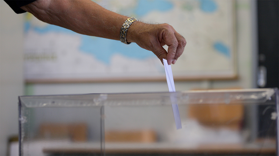 Δημοσκόπηση GPO: Σταθερή η ΝΔ - Πτώση για τον ΣΥΡΙΖΑ - Κεντροδεξιός θεωρείται ο Κασσελάκης για το 17%, μόλις 6,1%απαντά πως είνα Αριστερός