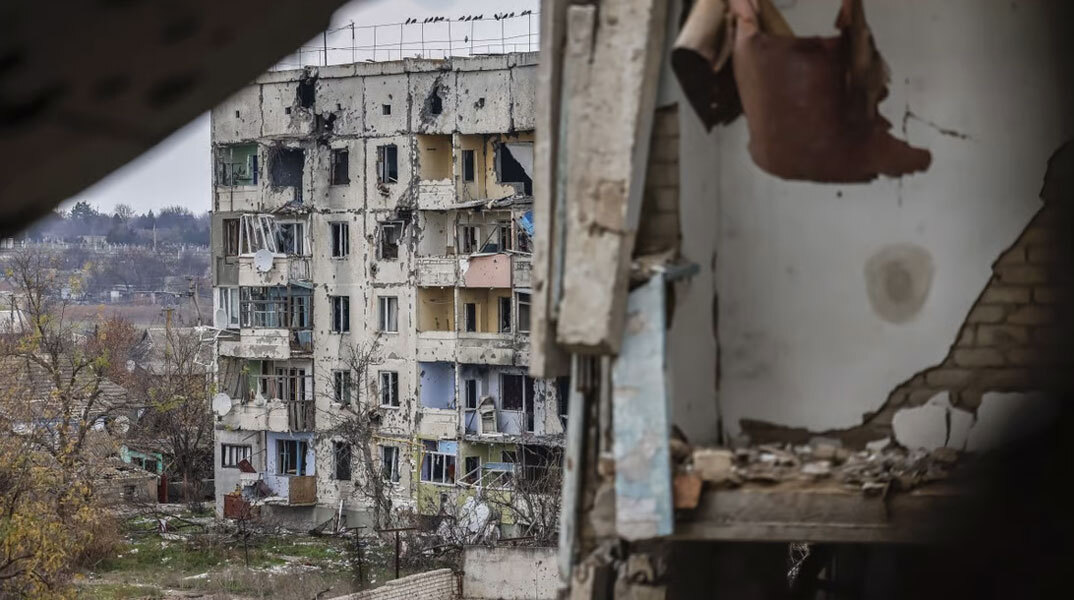 Βομβαρδισμένο κτίριο στη νότια Ουκρανία