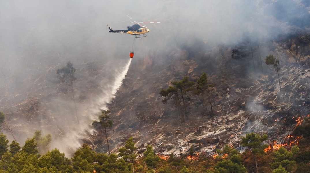 Ελικόπτερο σβήνει φωτιά