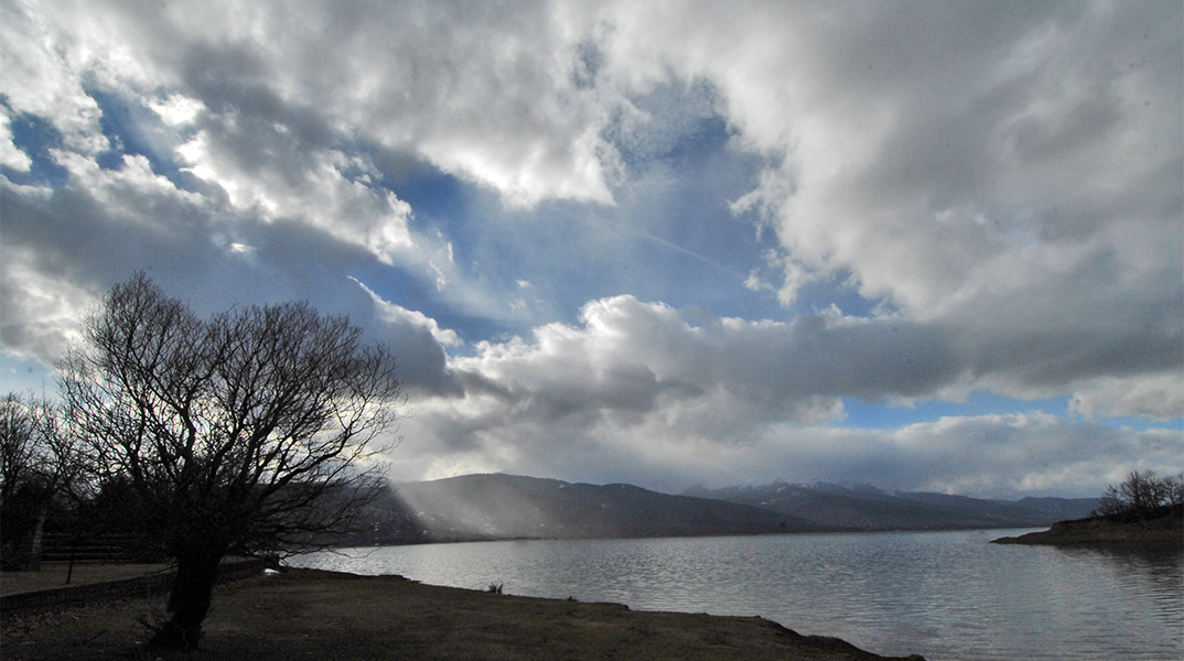 Με αραιές νεφώσεις και τοπικές βροχές ο καιρός την Παρασκευή