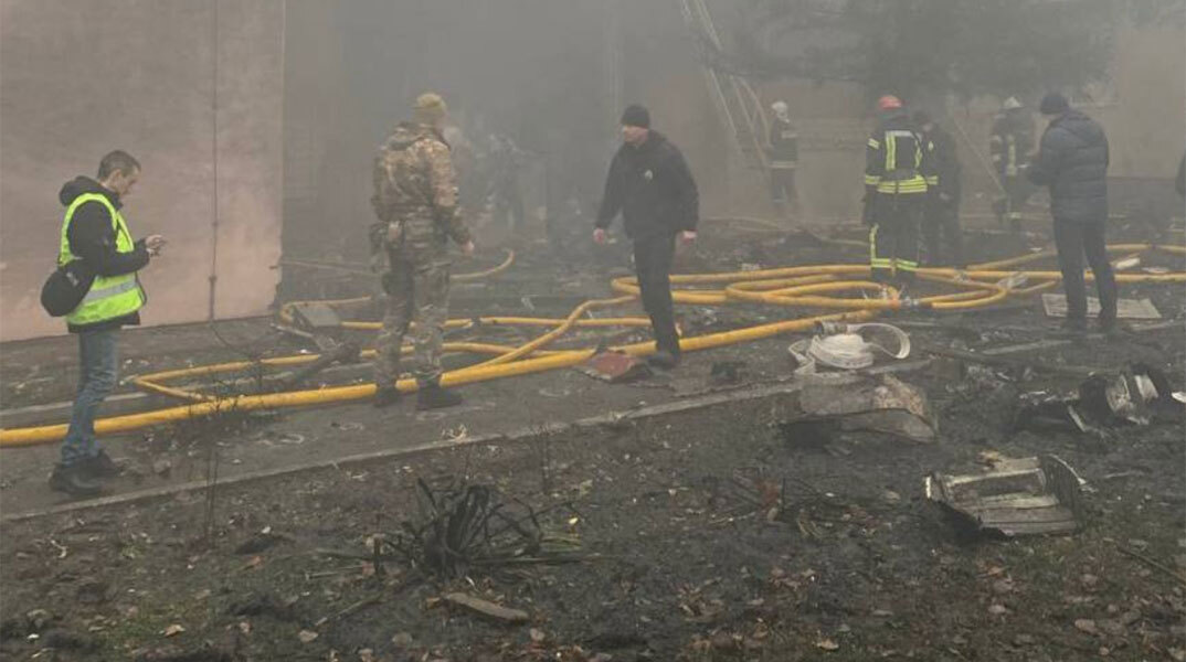 Ελικόπτερο έπεσε κοντά σε παιδικό σταθμό στο Κίεβο