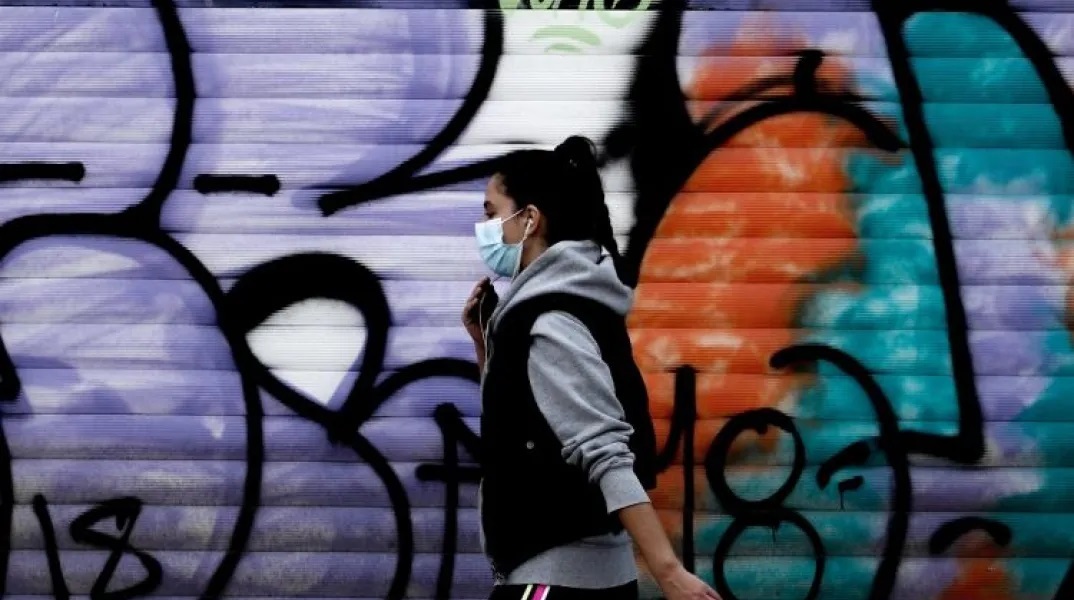 Κορωνοϊός - Γυναίκα με μάσκα προστασίας