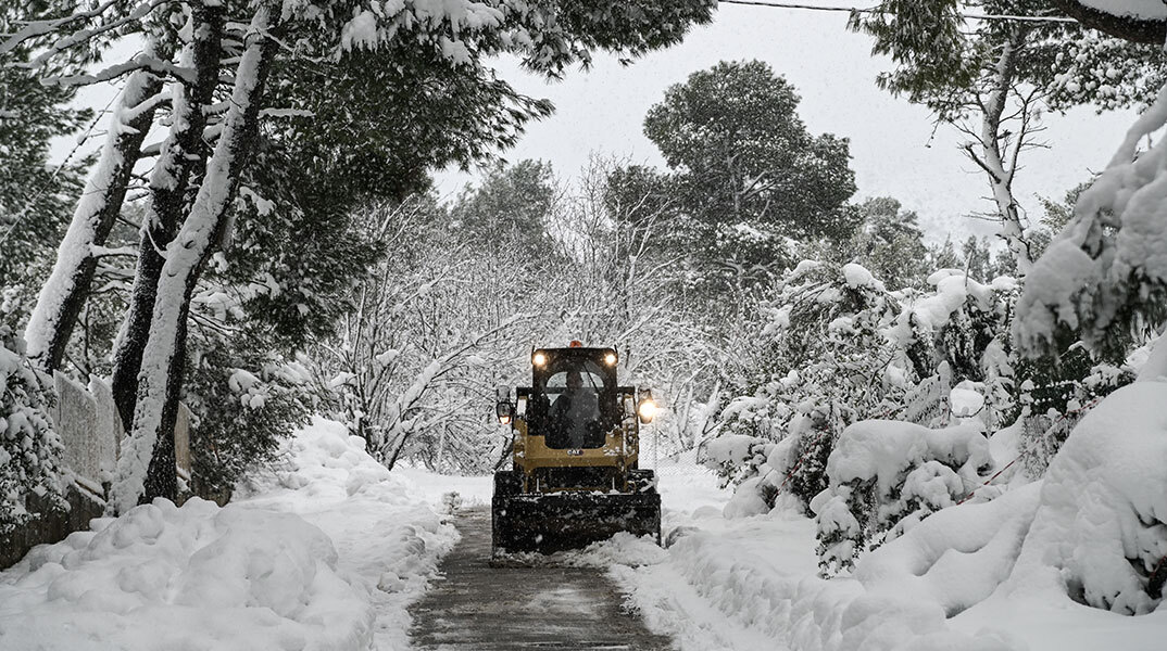 Σε κατάσταση ετοιμότητας θέτει ο Β. Κικίλιας τις εταιρείες μηχανημάτων έργου για ενδεχόμενο χιονιά