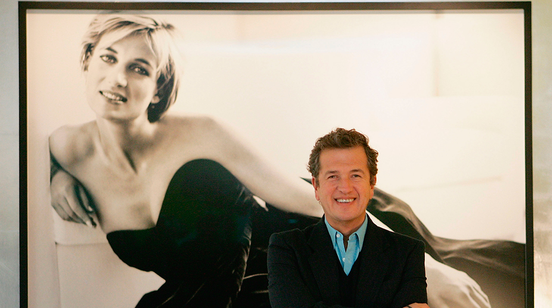Ο φωτογράφος Mario Testino στην έκεθση «Diana, Princess Of Wales By Mario Testino»