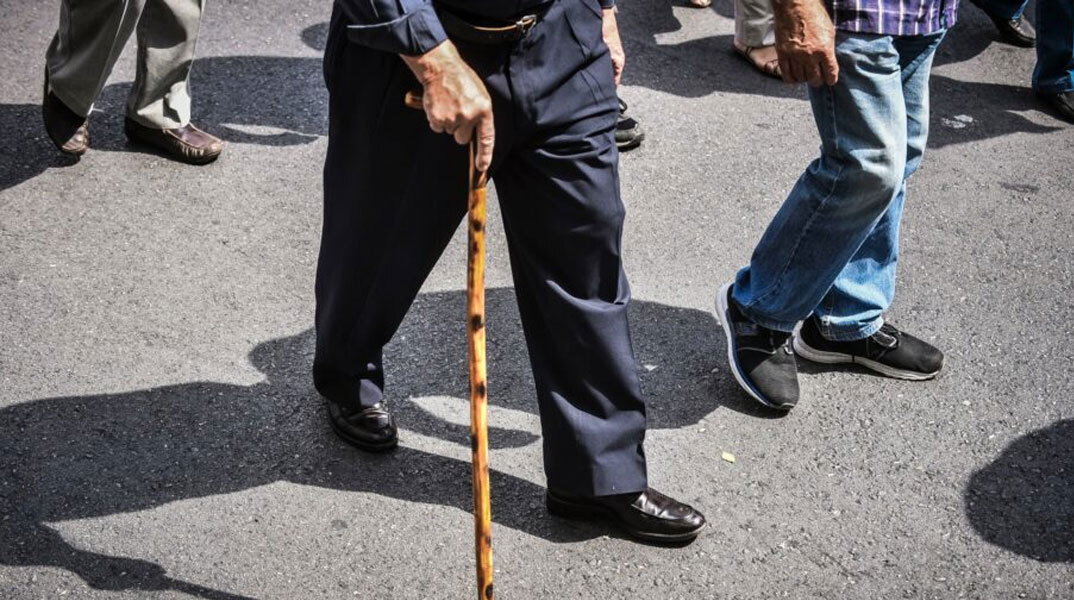 Ηλικιωμένος περπατά με μαγκούρα