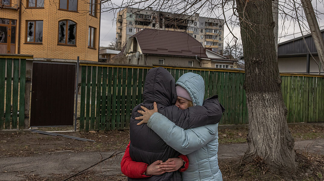 Επανένωση οικογένειας μετά την απελευθέρωση της Μπούτσα στην Ουκρανία