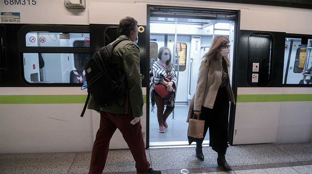 Επιτροπή Λοιμώξεων: Συστάσεις για χρήση μάσκας σε κλειστούς χώρους, νοσοκομεία και ΜΜΜ