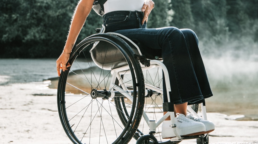 Παρέσυρε και εγκατέλειψε γυναίκα που κινούνταν με αναπηρικό αμαξίδιο 