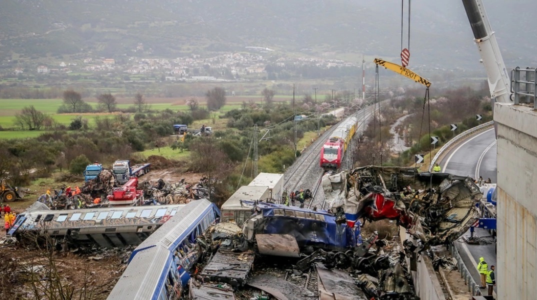 Συντρίμμια στα Τέμπη μετά το πολύνεκρο σιδηροδρομικό δυστύχημα