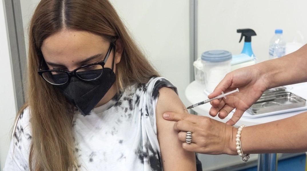 Γυναίκα κάνει εμβόλιο κατά του κορωνοϊού