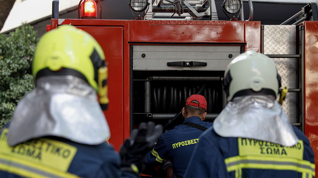 Φωτιά σε λεωφορείο που εκτελούσε το δρομολόγιο Αθήνα-Θεσσαλονίκη – Ταλαιπωρία για δεκάδες επιβάτες (VIDEO)