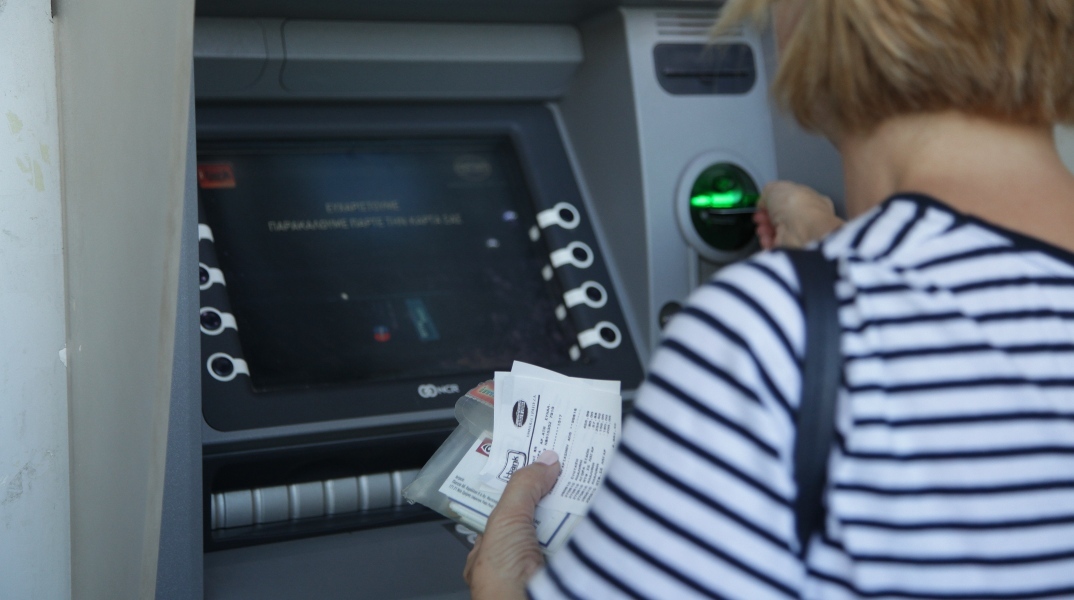 ΟΠΕΚΑ: Έκτακτα βοηθήματα τον Δεκέμβριο και δώρα για τα ευάλωτα νοικοκυριά  Δείτε πότε πληρώνονται και ποιοι είναι οι δικαιούχοι