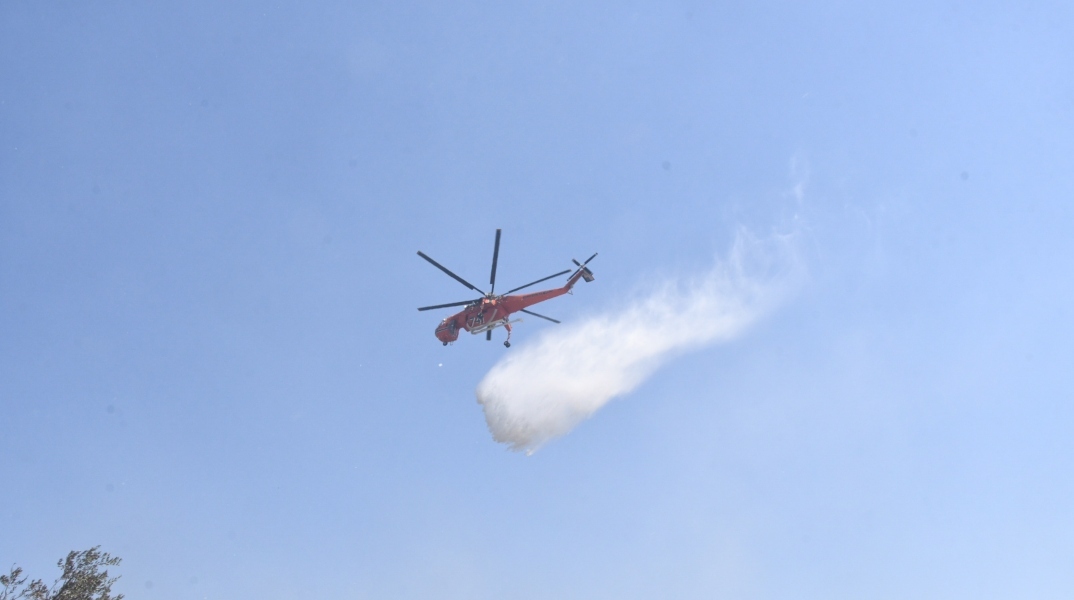 ελικοπτερο πυροσβεστικης ριχνει νερο