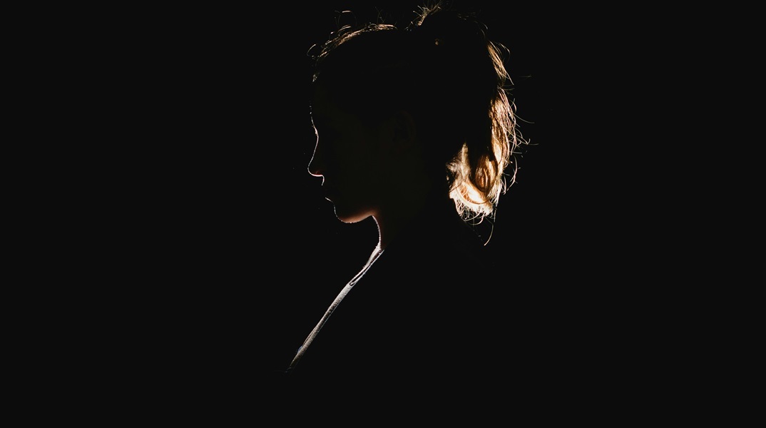 Απόπειρα βιασμού στην Αργυρούπολη: «Της κατέβασε το παντελόνι μέχρι τα γόνατα», ανέφερε o σύζυγος του θύματος