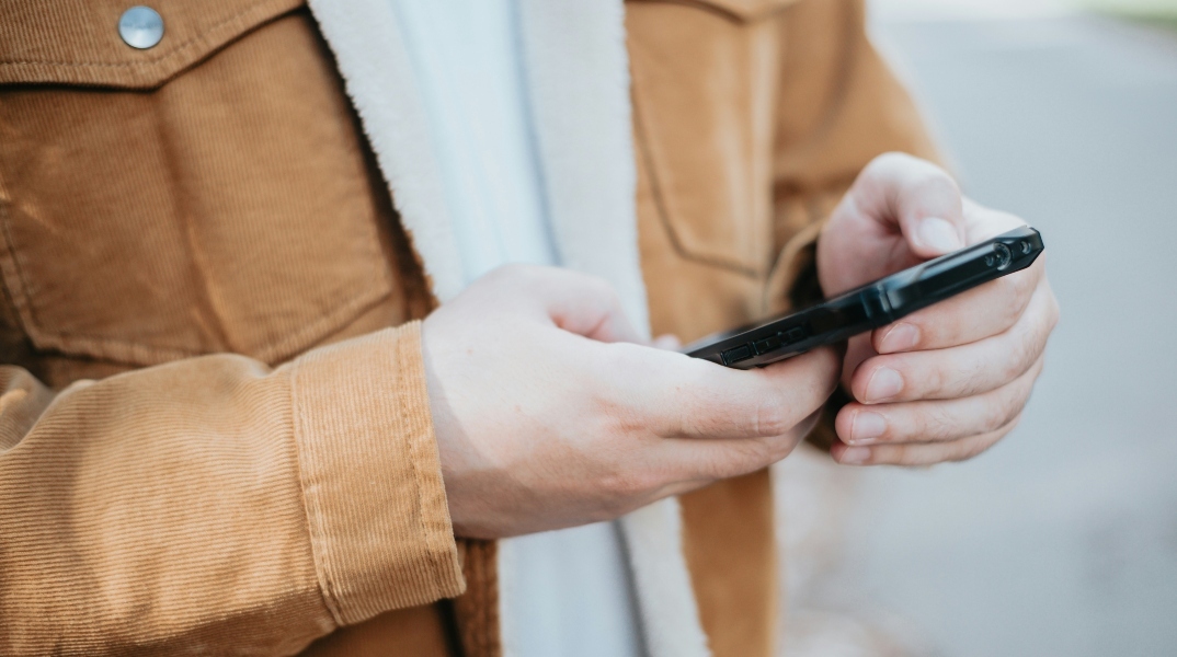 χερια κρατουν κινητο