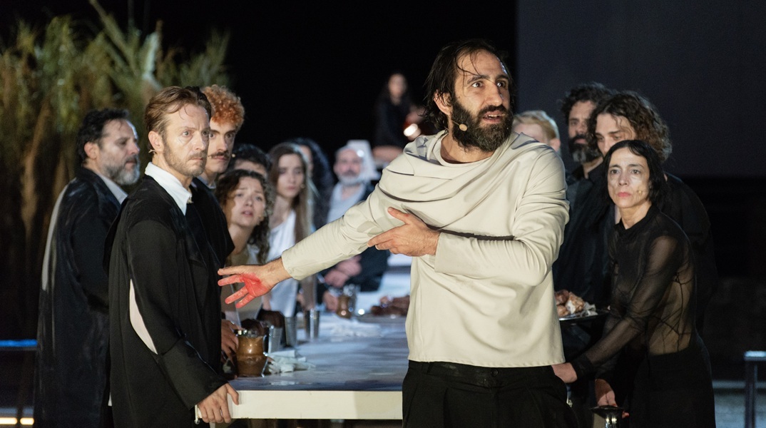 Ο Χάρης Φραγκούλης υποδύεται τον ξένο στην παράσταση «ζ-η-θ- Ο Ξένος» σε σκηνοθεσία Μιχαήλ Μαρμαρινού