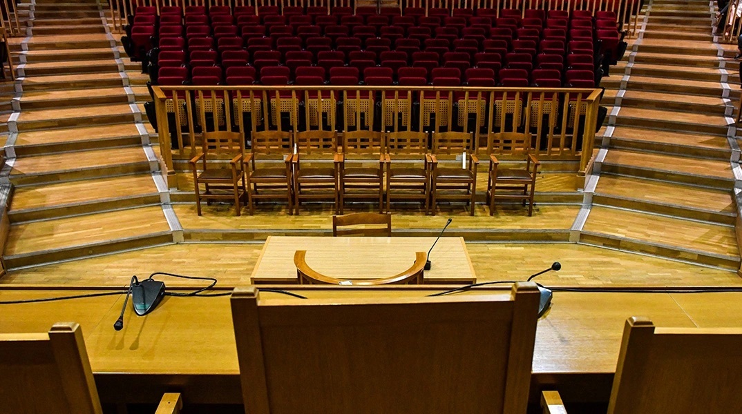 αιθουσα δικαστηριου