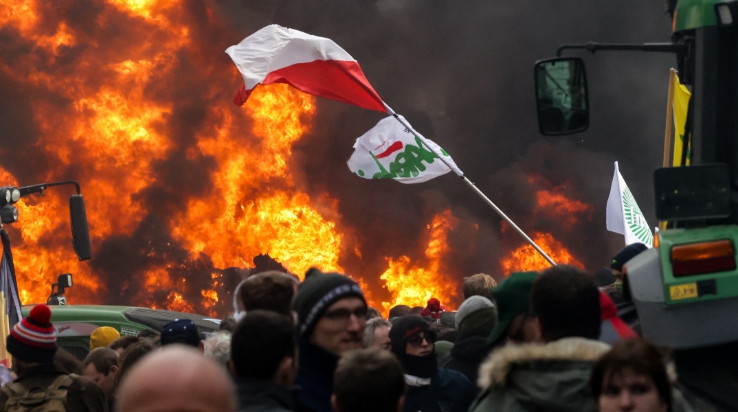 Συγκρούσεις των διαδηλωτών αγροτών με την αστυνομία