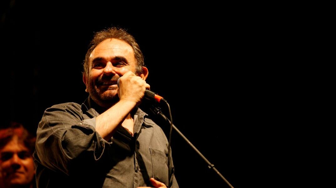 Ο Σάκης Μπουλάς