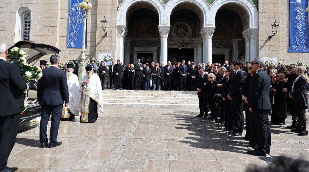 Το τελευταίο χειροκρότημα στη Μαρινέλλα, έξω από τη Μητρόπολη