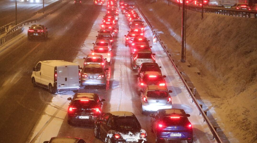 Καναδάς: Χιονοθύελλα εγκλώβισε 300 οχήματα σε αυτοκινητόδρομους στην Αλμπέρτα