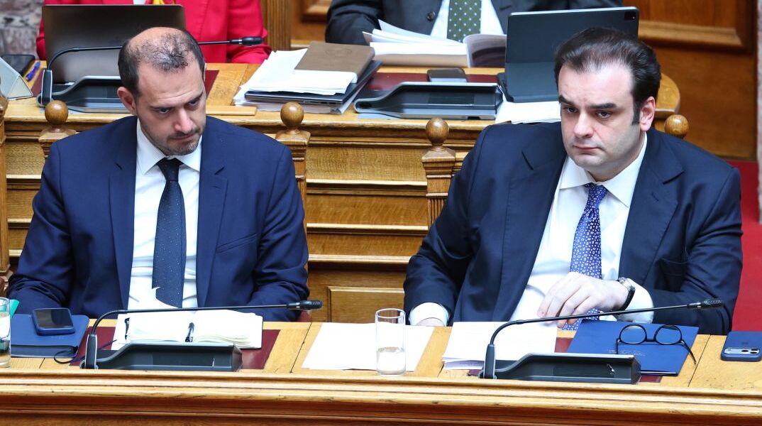 O υπουργός Εθνικής Οικονομίας και Οικονομικών Κυριάκος Πιερρακάκης, μαζί με τον υφυπουργό Γιώργο Κώτσηρα, στα υπουργικά έδρανα της Βουλής, κατά τη συζήτηση του νομοσχεδίου