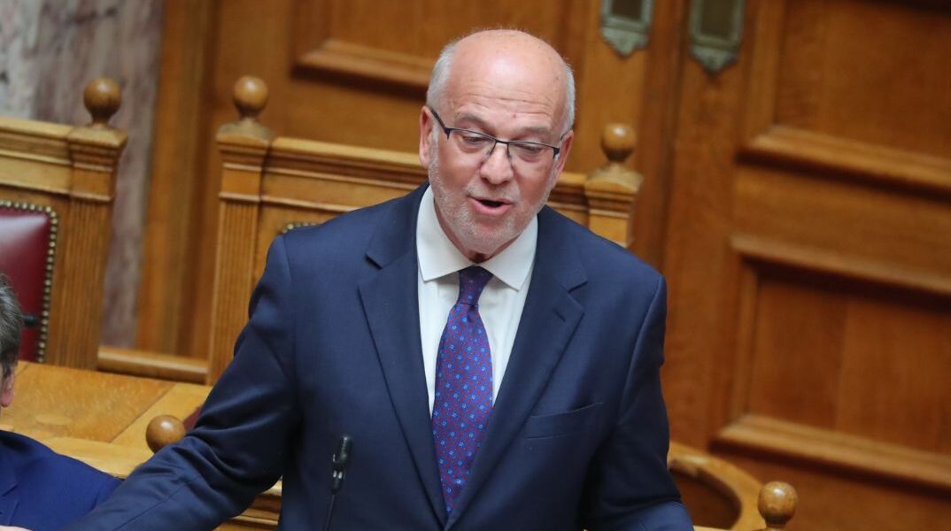 Φλωρίδης σε Κωνσταντοπούλου: «Πλησιάζετε επικίνδυνα στην ταινία που ο Γιώργος Κωνσταντίνου έχει ανέβει σε ένα παγκάκι...»