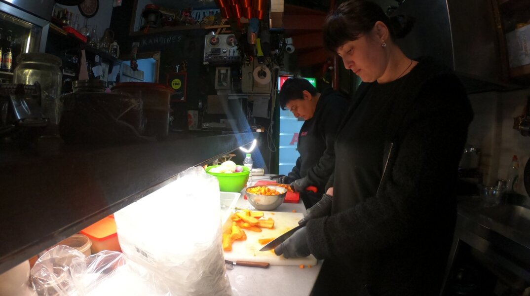 Θεσσαλονίκη: «Στου Μήτσου» μαγειρεύουν καθημερινά δωρεάν για τους άστεγους και θέλουν να συνδράμουν περισσότερους ευάλωτους συμπολίτες