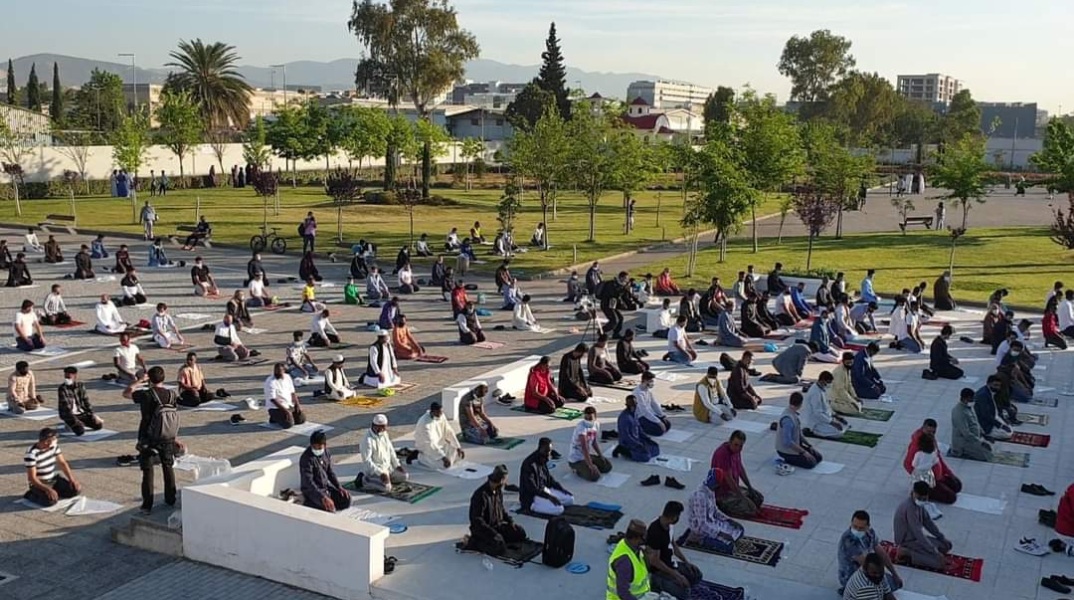 Μουσουλμάνοι φορώντας μάσκες και τηρώντας τις αποστάσεις γιορτάζουν τη λύση του Ραμαζανίου στο Τέμενος της Αθήνας