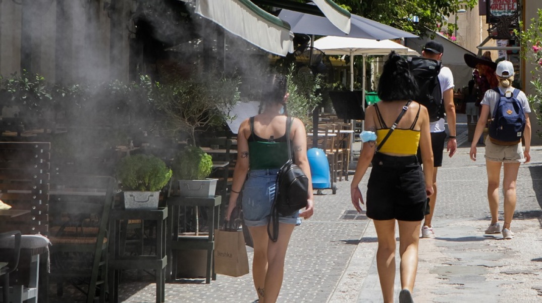 Άνοδος θερμοκρασίας - Πολίτες στο κέντρο της Αθήνας
