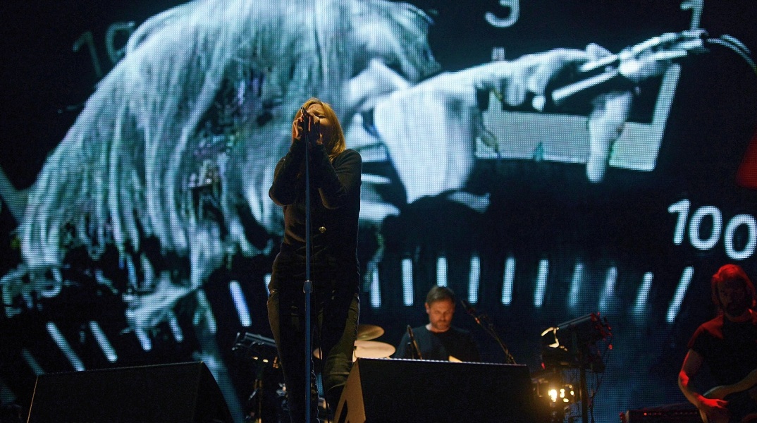 Η τραγουδίστρια των Portishead, Beth Gibbons, στη σκηνή