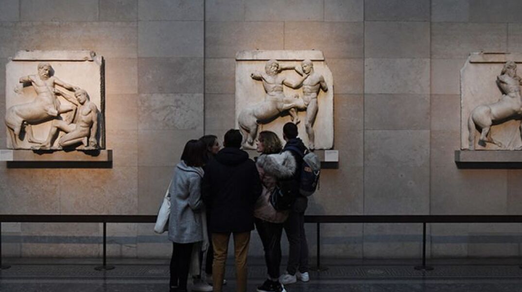 Μαθητές μπροστά στα Γλυπτά του Παρθενώνα στο Βρετανικό Μουσείο