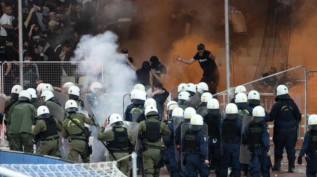 Επεισόδια στον ποδοσφαιρικό αγώνα μεταξύ Παναθηναϊκού -ΠΑΟΚ στον τελικό του Κυπέλλου Ελλάδος
