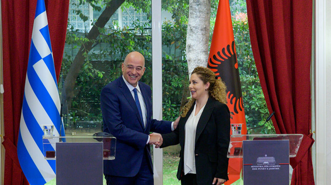 Ο Έλληνας ΥΠΕΞ Νίκος Δένδιας με την Αλβανίδα ομόλογό του στην κοινή συνέντευξη Τύπου