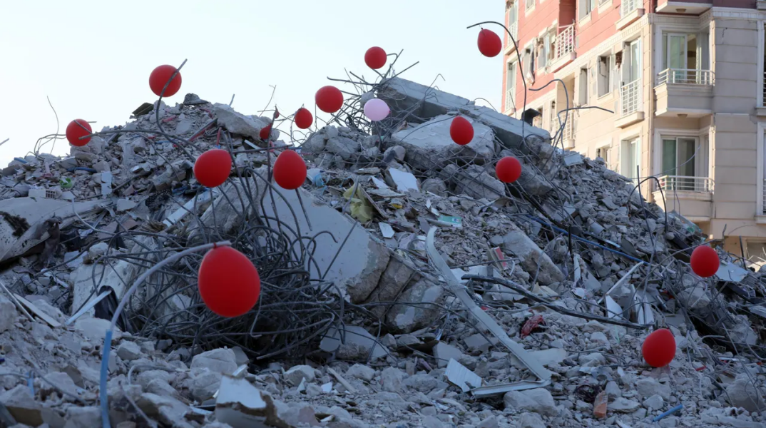 Κόκκινα μπαλόνια στα ερείπια κτιρίου στην Τουρκία που κατέρρευσε μετά τον σεισμό
