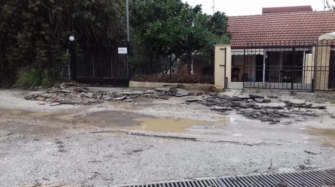 Κέρκυρα: «Βομβαρδισμένο» τοπίο στην Μεσσογγή – Προβλήματα και στον Πετριτή 