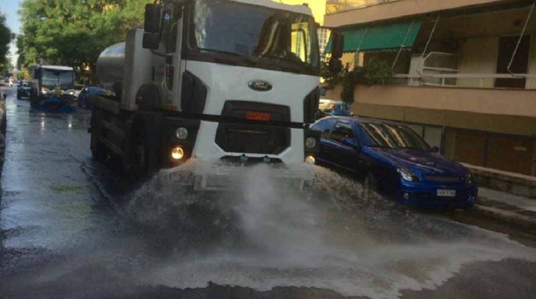 Φορτηγό καθαρίζει το δρόμο 