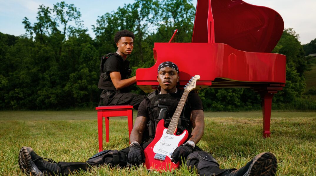 Οι rappers DaBaby και Roddy Rich στα γυρίσματα του βιντεοκλίπ "Rockstar"