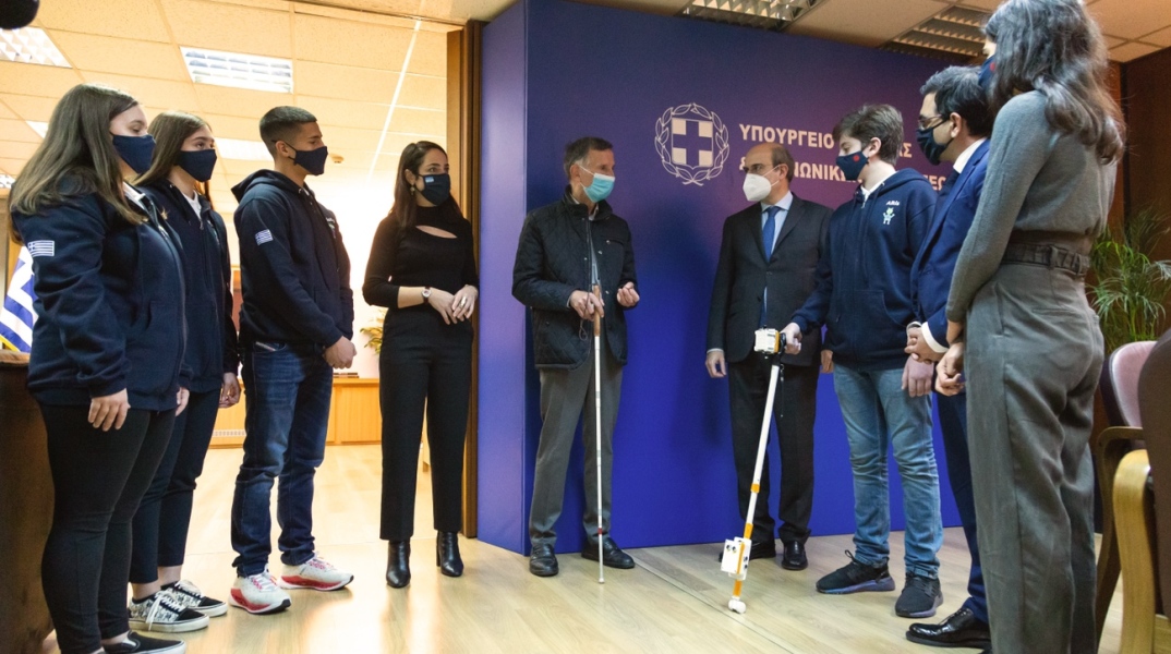 Στιγμιότυπο από τη βράβευση της μαθητικής ομάδας Plaisiobots