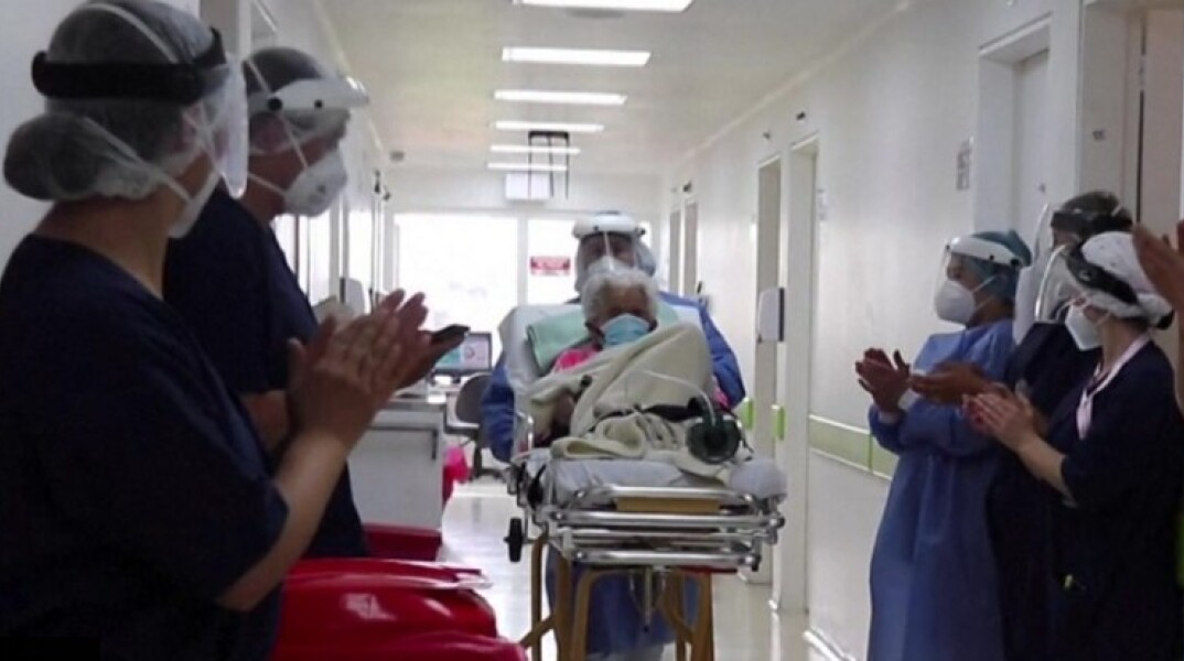  To χειροκρότημα των γιατρών όταν έβγαινε από τη ΜΕΘ