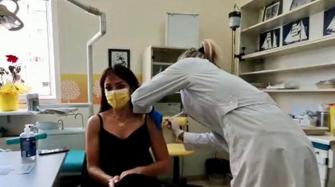 Στιγμιότυπο από τον εμβολιασμό της υφυπουργού Εργασίας, Δόμνας Μιχαηλίδου