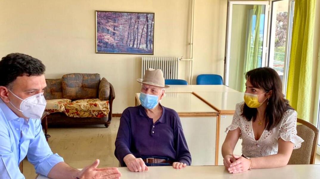 Με τον πρώτο εμβολιασθέντα κατά του κορωνοϊού στην Ελλάδα συναντήθηκαν ο υπουργός Υγείας, Βασίλης Κικίλιας, και η υφυπουργός Εργασίας, Δόμνα Μιχαηλίδου.