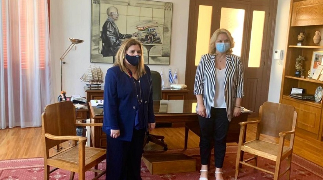 Η υφυπουργός Εργασίας και Κοινωνικών Υποθέσεων, Μαρία Συρεγγέλα, με τη δήμαρχο Χαλκιδέων, Έλενα Βάκα