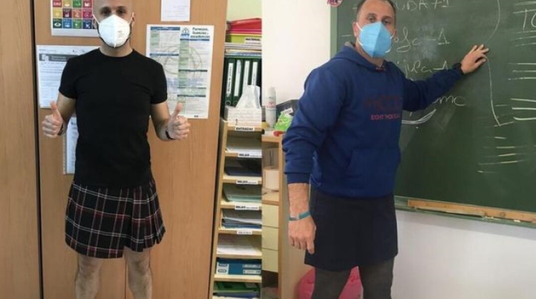 Οι δύο Ισπανοί δάσκαλοι που φόρεσαν φούστα για να στηρίξουν μαθητή τους©YouTube