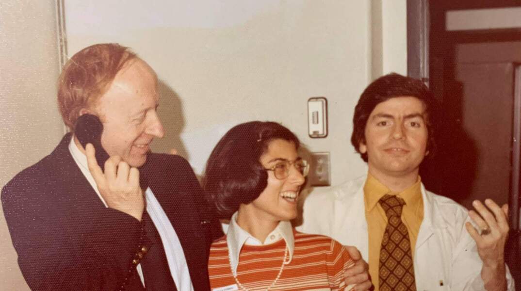 Ο Γιώργος Τόλης (δεξιά) στο γραφείο του με τον Dr Max Mackenzie, McGill University, Victoria Hospital (1977)