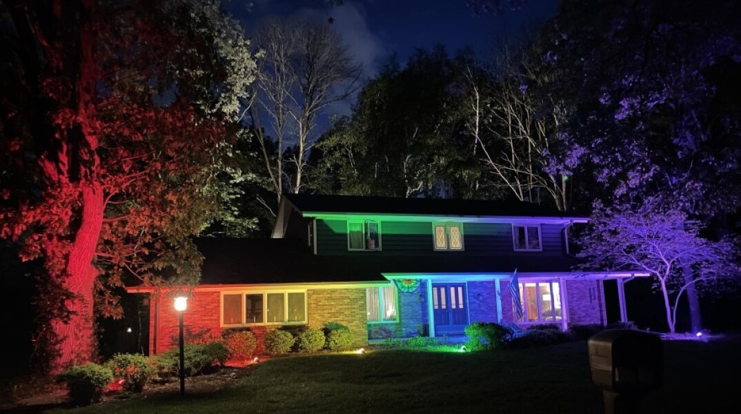 Σπίτι με προβολείς στα χρώματα του Pride©imgur-memonf