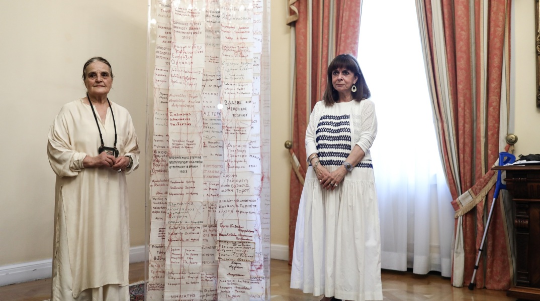 Η ιδρύτρια και Πρόεδρος του Εθνολογικού Μουσείου Θράκης, Αγγελική Γιαννακίδου, στην παράδοση του έργου «Ταμείο Μνήμης» στην Πρόεδρο της Δημοκρατίας, Κατερίνα Σακελλαροπούλου