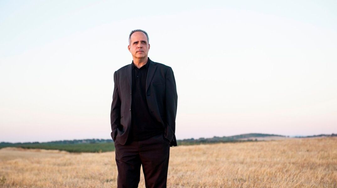 Ο συνθέτης Rodrigo Leao με τα χέρια στις τσέπες στέκεται στην εξοχή