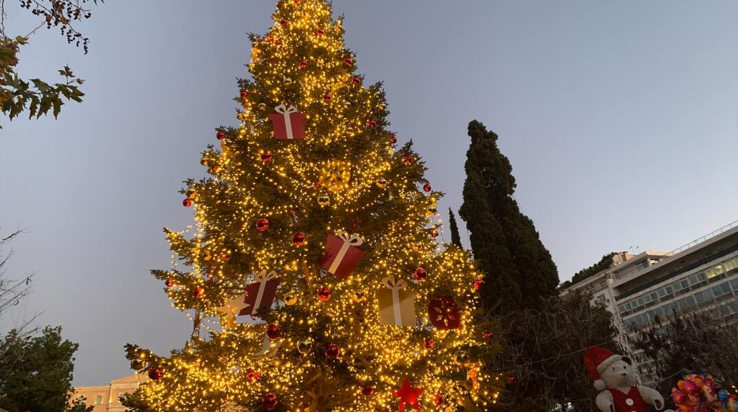 Στιγμιότυπο από τη στολισμένη πλατεία Συντάγματος στην Αθήνα - Χριστούγεννα 2021